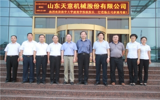 清華大學(xué)建筑設(shè)計(jì)研究院副院長(zhǎng)、研究員侯建群蒞臨
