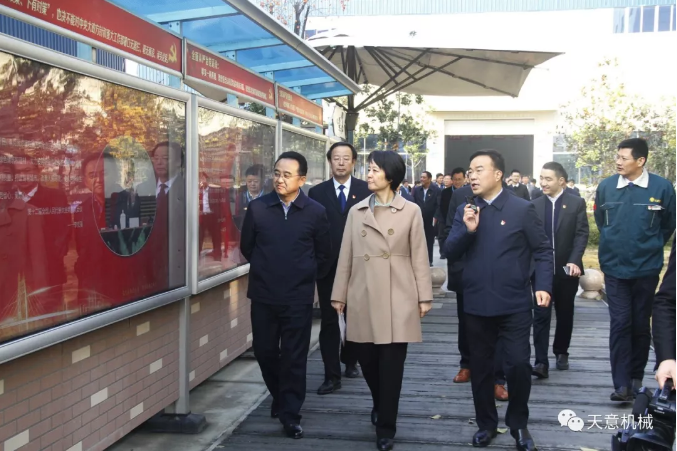 濟(jì)寧市委常委、組織部部長孔凡萍帶領(lǐng)全市“兩新”組織黨建工作現(xiàn)場觀摩團(tuán)蒞臨天意機(jī)械調(diào)研指導(dǎo)